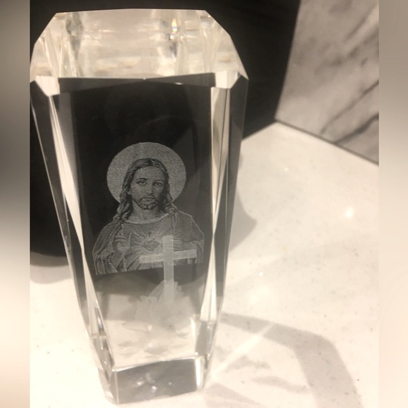 beautiful wine glass with inside candle grapes and pic of Jesus in crystal - Picture 6 of 7